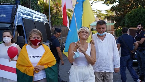 Lietuvos, Baltarusijos ir Ukrainos bendruomenių Italijoje lyderiai prie Baltarusijos ambasados Romoje padėjo gėlių už žuvusius protestuose