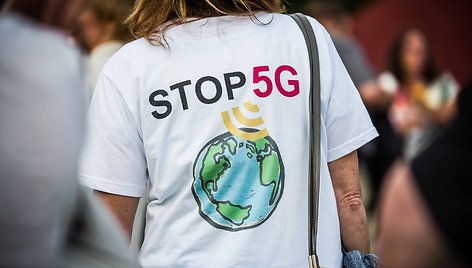 Miunchene vykusio protesto prieš COVID-19 pandemiją dalyvė dėvi marškinėlius, raginančius stabdyti 5G tinklo plėtrą