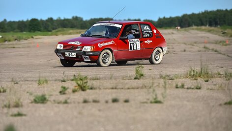 Ralyje startuos ir vien rankomis valdomi automobiliai