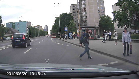 per-plauka-vairuotojui-vos-pavyko-isvengti-neatsargiai-besilegiancianco-pesciojo