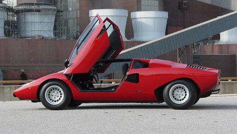 Į viršų atsidarančios durelės suteikė unikalumo ir tarsi pabrėžė neįtikėtiną „Countach“ dizainą