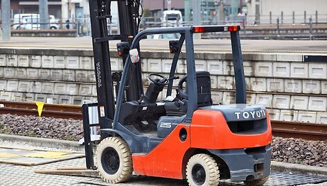 Baltos padangos yra brangesnės, tačiau kartais kitos pasirinkimo nėra, kai svarbu i&scaron;vengti juodų padangų žymių ant sandėlio grindų