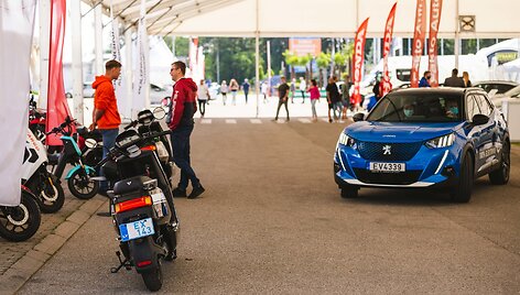 Elektromobilių bandymai &bdquo;Autobazar&ldquo; metu