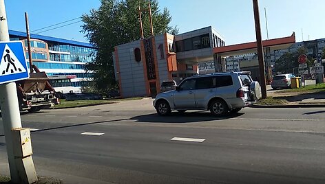 Netinkamai įrengta laikina pėsčiųjų perėja Verkių g.