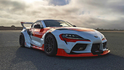 Savaime šonu slystanti „Toyota Supra“