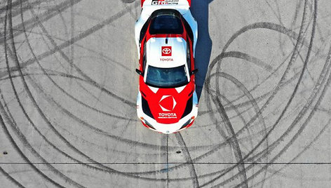 Savaime šonu slystanti „Toyota Supra“