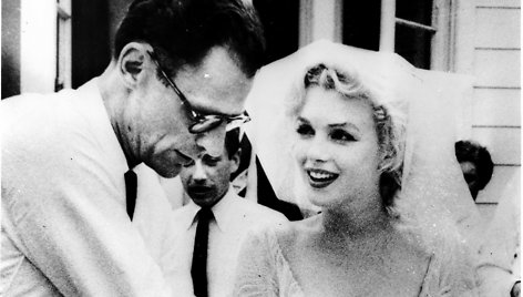 Kino žvaigždė Marilyn Monroe su sutuoktiniu Arthuru Milleriu