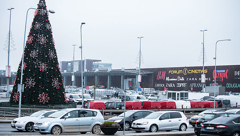 Sausakimšos automobilių stovėjimo aikštelės prie prekybos centrų Vilniuje