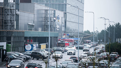 Sausakimšos automobilių stovėjimo aikštelės prie prekybos centrų Vilniuje