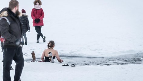 Švento Valentino diena palydėta maudynėmis