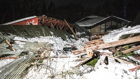 Kavinės „Lakštingala“ stogas neatlaikė sniego