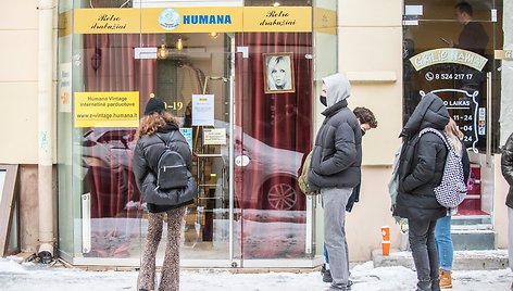 Vilniuje prie vėl atsidariusios parduotuvės „Humana“ rikiuojasi eilės