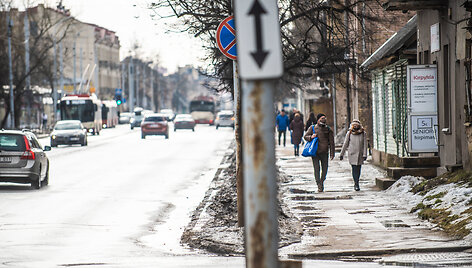 Sostinės gatvėse baigia nutirpti sniegas