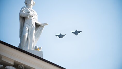 Kovo 11-osios proga trispalvėmis pasipuo&scaron;ė sostinė