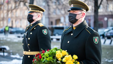 Gėlių padėjimas prie Kovo 11-ajai skirto paminklo