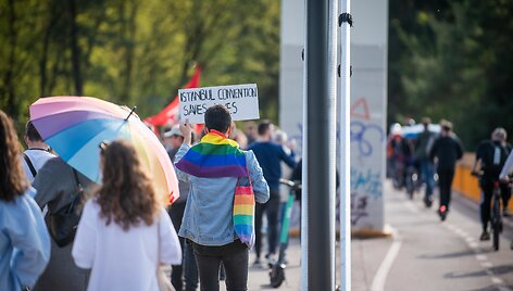Vykstant Didžiajam &scaron;eimos gynimo mar&scaron;ui rinkosi ir rei&scaron;kiantieji palaikymą LGBT bendruomenei