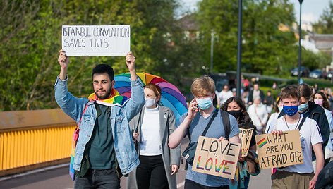 Vykstant Didžiajam šeimos gynimo maršui rinkosi ir reiškiantieji palaikymą LGBT bendruomenei