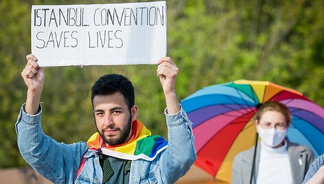 Vykstant Didžiajam &scaron;eimos gynimo mar&scaron;ui rinkosi ir rei&scaron;kiantieji palaikymą LGBT bendruomenei