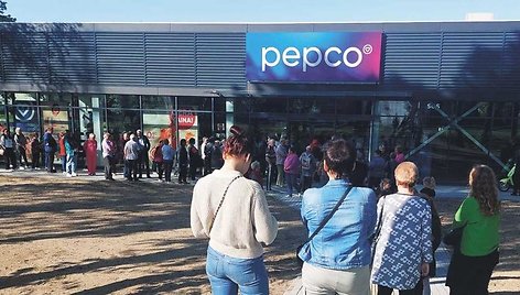 Prie parduotuvės nusidriekė pirkėjų eilė, bet „Pepco“ taip ir nebuvo atidaryta