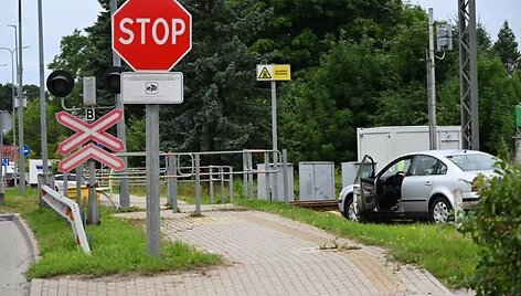 Automobilis prie pervažos