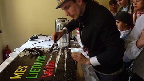 &Scaron;ventinis tortas, papuo&scaron;tas užra&scaron;u &bdquo;Mes &ndash; Lietuvos vaikai&ldquo;