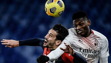 Rafaelio Leao (de&scaron;inėje) atstovaujamas &bdquo;AC Milan&ldquo; vėl nei&scaron;kovojo pergalės