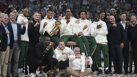 „Milwaukee Bucks“ krepšininkai atsiėmė čempionų žiedus