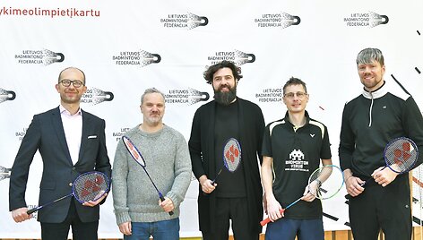 (I&scaron; kairės) Vilniaus m. savivaldybės vicemeras T. Gulbinas, projekto ambasadorius G. Savickas, Lietuvos badmintono federacijos prezidentas A. Kamantauskas, badmintono treneris M. &Scaron;laustas ir &Scaron;v. Kristoforo progimnazijos mokytojas A. Janauskas