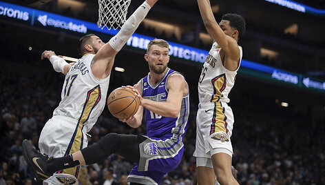 Domantas Sabonis prie&scaron; Joną Valančiūną