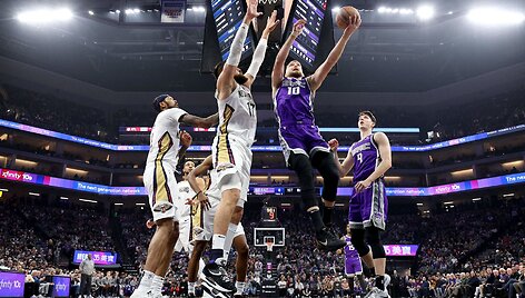 Domantas Sabonis prie&scaron; Joną Valančiūną