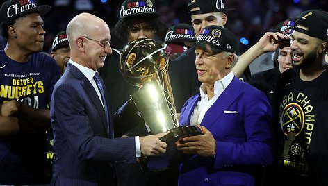 Adamas Silveris įteikė Stanui Kroenke NBA taurę