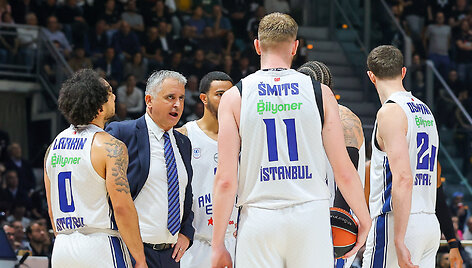 &bdquo;Anadolu Efes&ldquo; žaidėjai ir treneris Igoris Koko&scaron;kovas