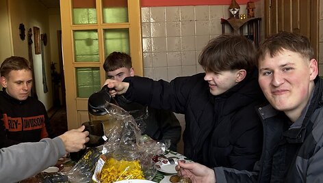 &Scaron;e&scaron;i vaikinai i&scaron; Palangos pasisiūlė nukasti sniegą 