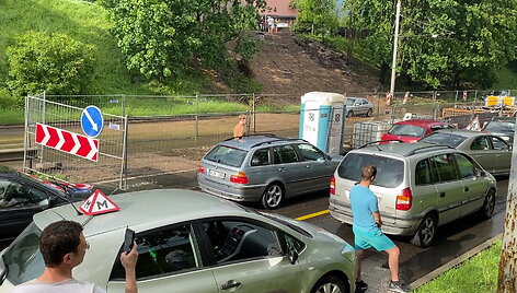 vilniuje-po-smarkios-liuties-paskendo-narbuto-gatve-susidare-automobiliu-spustys