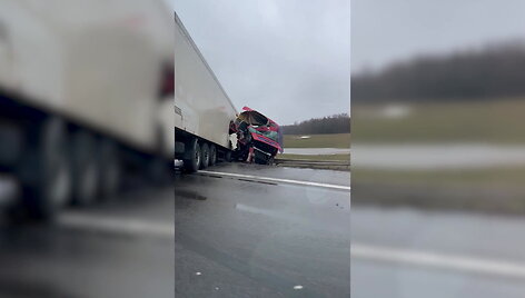 skaitytojas-uzfiksavo-avarija-autostradoje-netoli-kelio-i-rietava-vilkikas-nuleke-nuo-kelio