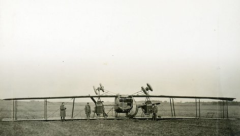 Virš Kauno 1920 m. kovą numuštas vokiečių lėktuvas, kuris grįžinėjo iš Rusijos, ten nuskraidinęs pusę tonos skiepų nuo šiltinės