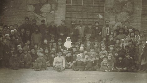 Į Lietuvą grįžę tremtiniai, nusifotografavę Obelių karantininiame punkte, 1920 m. 