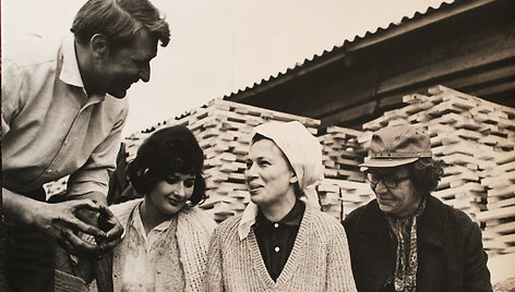 Birželis, vasaros pradžia, 1969 m., su L.Mulevičiūte-Tomkiene ir E.Zebertavičiūte prieš filmavimą (II)