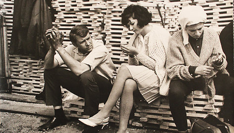 Birželis vasaros pradžia, 1969 m., su L.Mulevičiūte-Tomkiene ir E.Zebertavičiūte prieš filmavimą (I)