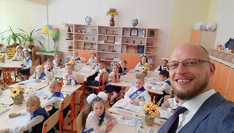 Artūras Žarnovskis padėjo rekonstruoti susprogdintą mokyklą Avdijivkos miestelyje, Donecko regione