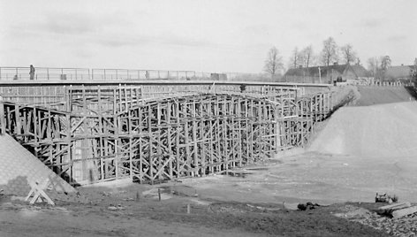 Statomas naujasis gelžbetoninis tiltas per Šešupę. 1938 m.