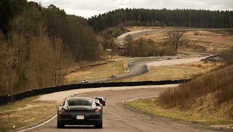 &bdquo;Porsche&ldquo; entuziastų metai: rinkosi ne tik &bdquo;gazuoti&ldquo;, bet ir pažinti Lietuvą