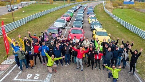 &bdquo;Porsche&ldquo; entuziastų metai: rinkosi ne tik &bdquo;gazuoti&ldquo;, bet ir pažinti Lietuvą