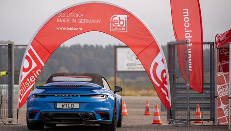 &bdquo;Porsche&ldquo; entuziastų metai: rinkosi ne tik &bdquo;gazuoti&ldquo;, bet ir pažinti Lietuvą