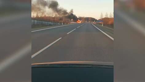 moletu-plente-nufilmuotas-atvira-ugnimi-sudeges-automobilis
