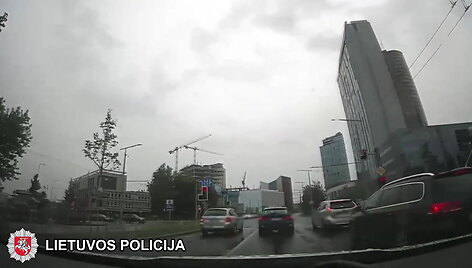 pro-automobilio-langa-galimai-narkotines-medziagas-ismetes-beglys-sulaikytas
