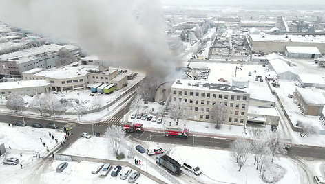 Telšiuose, Statybininkų g., kilo didžiulis gaisras – kenksmingi dūmai užteršė dalies miesto orą