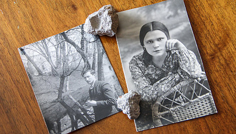 Fotografijos, kuriose įamžinti du mylimieji: Samuelis Evansevičius ir Jadvyga Šušytė. Šalia betono gabaliukai iš sudegusio Evansevičių šeimos namo; juos J.Šušytė saugojo visą gyvenimą.