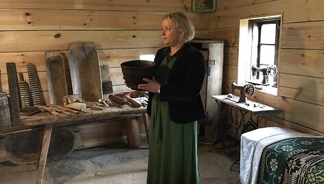 E.Virzinkevičienė rodo muziejaus eksponatus
