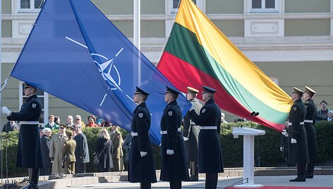 NATO ir Lietuvos vėliavos